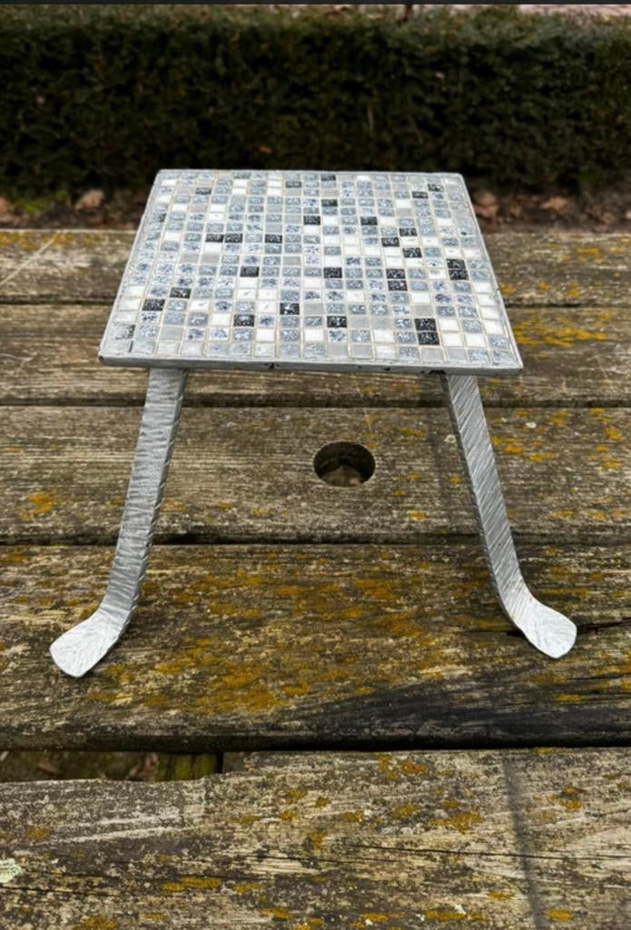 Metalen bijzettafeltje met mozaïek tegels, Ophalen of Verzenden, Zo goed als nieuw, IJzer