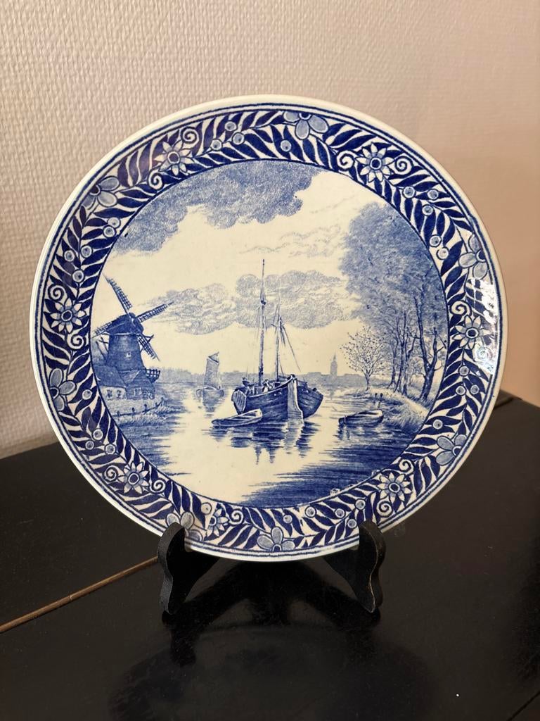 Delft blauw bord met molen en boot, Ophalen of Verzenden