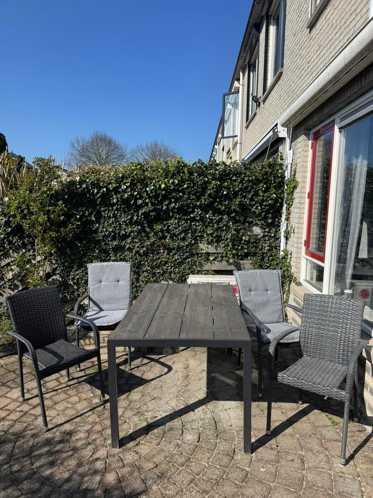 Garden table, chairs and pillows. JYSK - MADERUP + GUDHJEM, Ophalen, Zo goed als nieuw