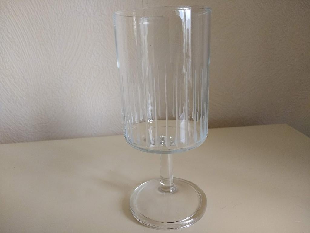 Vintage nieuw wijnglas op voet met gegraveerde streep € 4,50, Ophalen of Verzenden