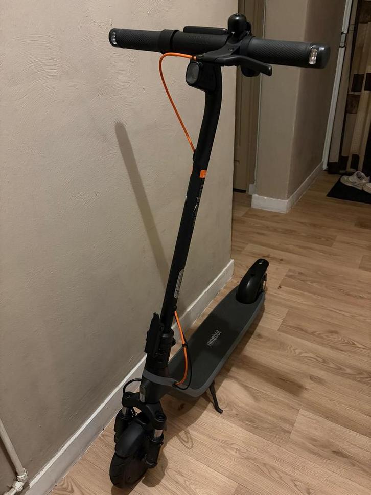 Segway Ninebot E2 Plus - 25 km/u -, Fietsen en Brommers, Snorfietsen en Snorscooters, Zo goed als nieuw, Overige merken, Elektrisch