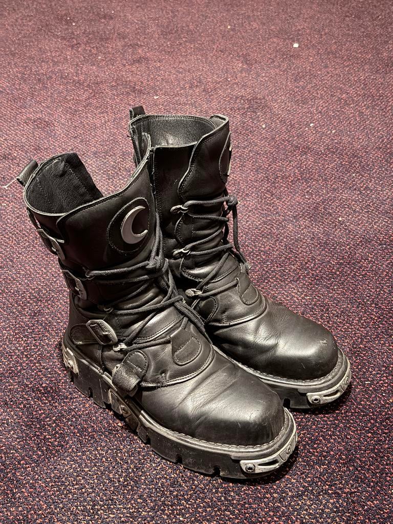 New Rock laarzen - Zwart leer met gespen en plateauzool, Kleding | Dames, Schoenen, Ophalen of Verzenden, Nieuw, Zwart, Lage of Enkellaarzen