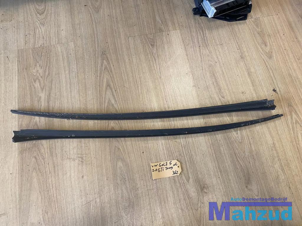 VW GOLF 5 Raamlijst raam strip lijst links rechts 2003-2009, Auto-onderdelen, Gebruikt, Volkswagen, Volkswagen AG, Berliner Ring 2
38440  Wolfsburg, DE
