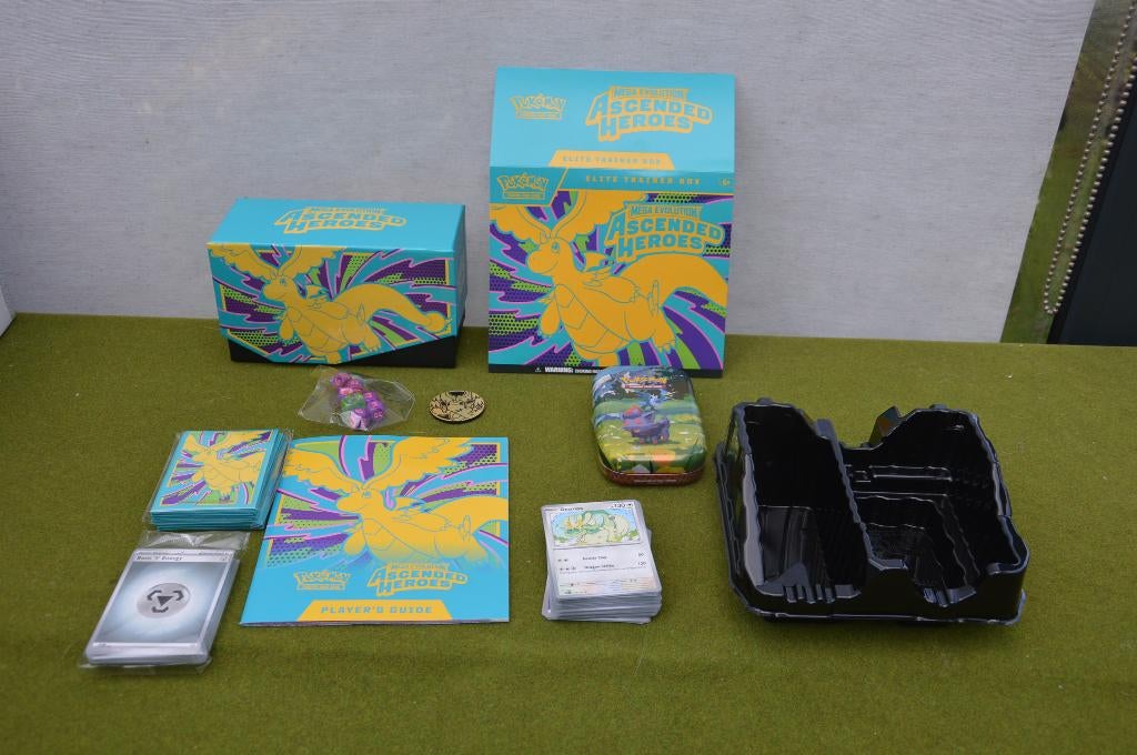 Pokémon box met stapel kaarten, blikje, boekje, trainers enz, Hobby en Vrije tijd, Verzamelkaartspellen | Pokémon, Ophalen of Verzenden