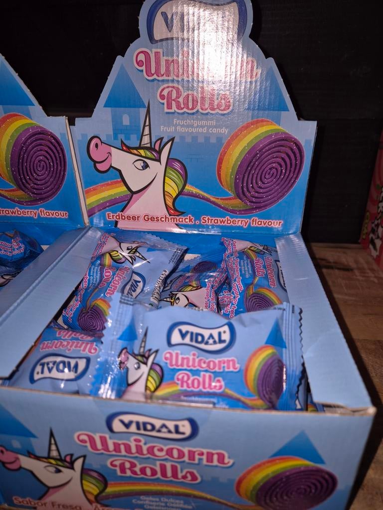 Unicorn rolls met aardbeiensmaak, Ophalen