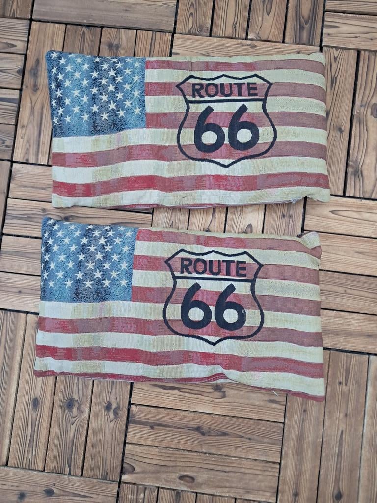 2 Route 66 kussens 53x30 in prima staat, Ophalen of Verzenden, Zo goed als nieuw, Overige kleuren, Rechthoekig