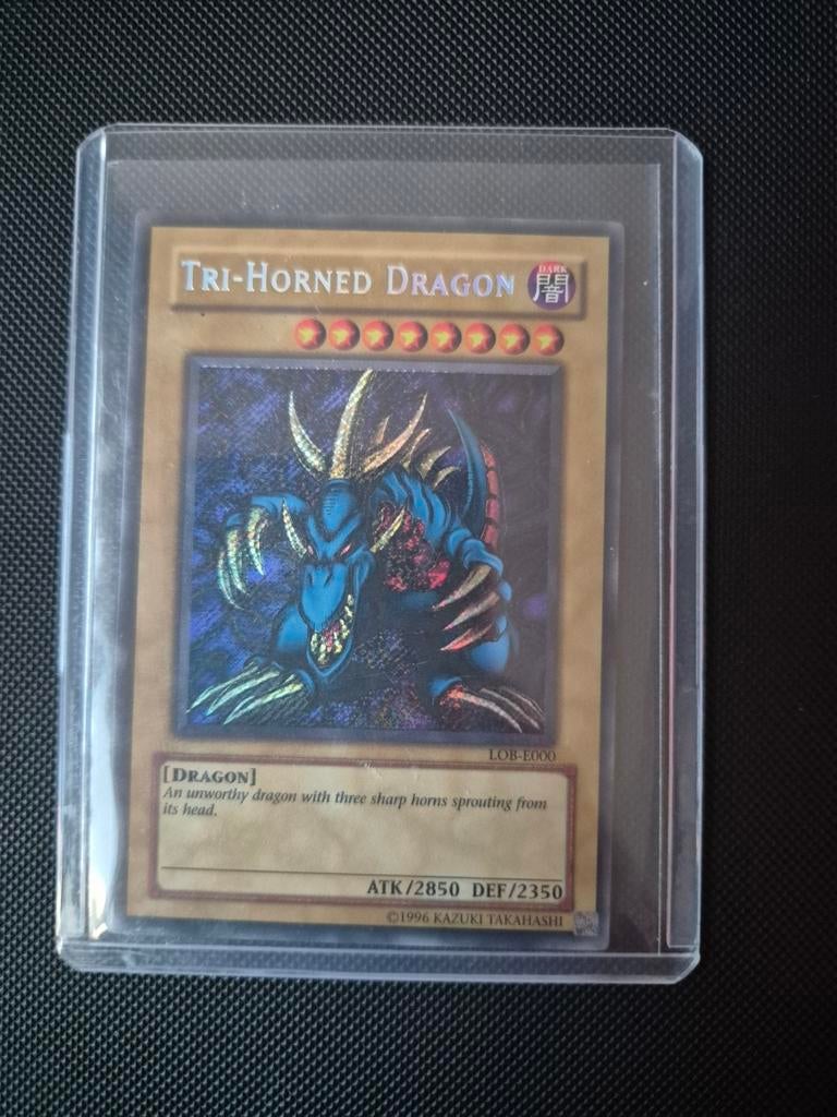 Yu-Gi-Oh! Tri-Horned Dragon LOB-E000, Hobby en Vrije tijd, Verzamelkaartspellen | Yu-gi-Oh!, Ophalen of Verzenden, Zo goed als nieuw