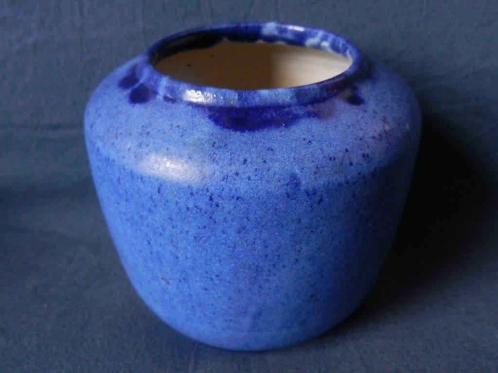 Blauw geglazuurde ellipsvormige vaas Groeneveldt h. 12,5 cm., Ophalen of Verzenden