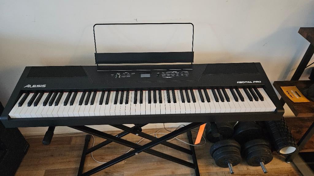 Alesis Recital Pro – Digitale piano (88 gewogen toetsen), Muziek en Instrumenten, Keyboards, 88 toetsen, Zo goed als nieuw, Aanslaggevoelig