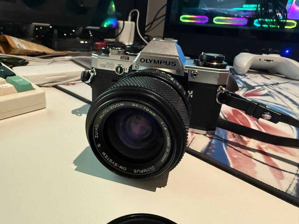 Olympus OM10 Spiegelreflexcamera met Zuiko Auto-Zoom lens, Audio, Tv en Foto, Fotocamera's Analoog, Ophalen of Verzenden, Zo goed als nieuw