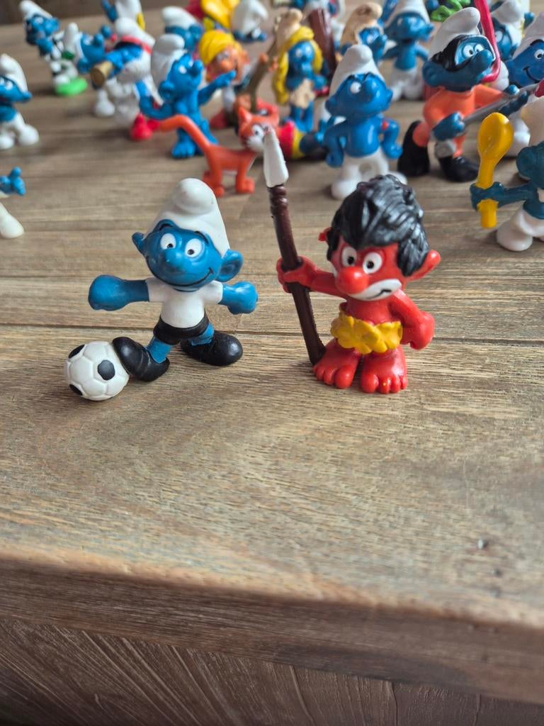 2 Smurfen van Bully: Voetballer en Rode Smurf, Verzamelen, Ophalen of Verzenden, Gebruikt, Verschillende Smurfen