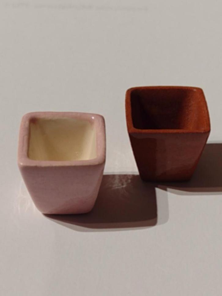 vierkant geglazuurd bloempotje hoogte 1,7 cm / Fennicole, Verzamelen, Poppenhuizen en Toebehoren, Nieuw, Gebruiksvoorwerp, Ophalen