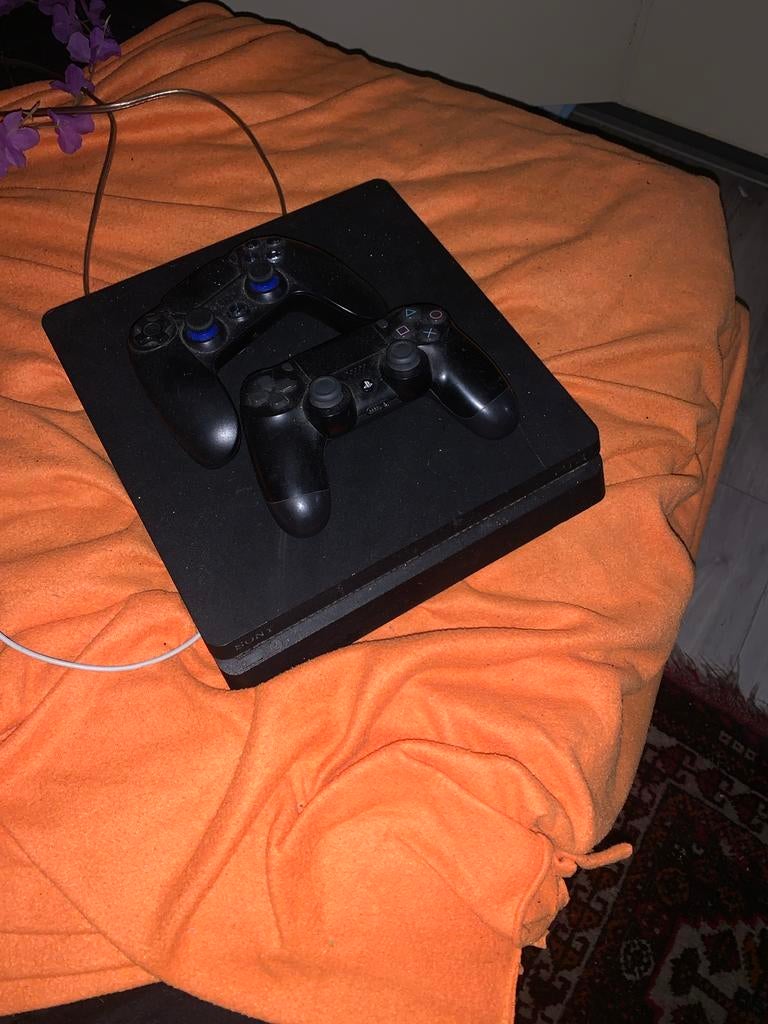 Ps4 met 2 controllers, Ophalen of Verzenden, Gebruikt, Met 2 controllers, Slim