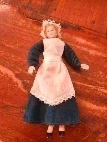 caco popje werkster met porseleinen hoofdje nr 35, Ophalen of Verzenden, Zo goed als nieuw, Poppenhuis