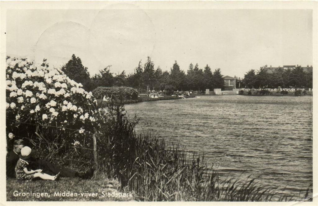 Groningen, Midden-vijver Stadspark - volk - 1947 gelopen, Ophalen of Verzenden, Voor 1920, Gelopen, Groningen