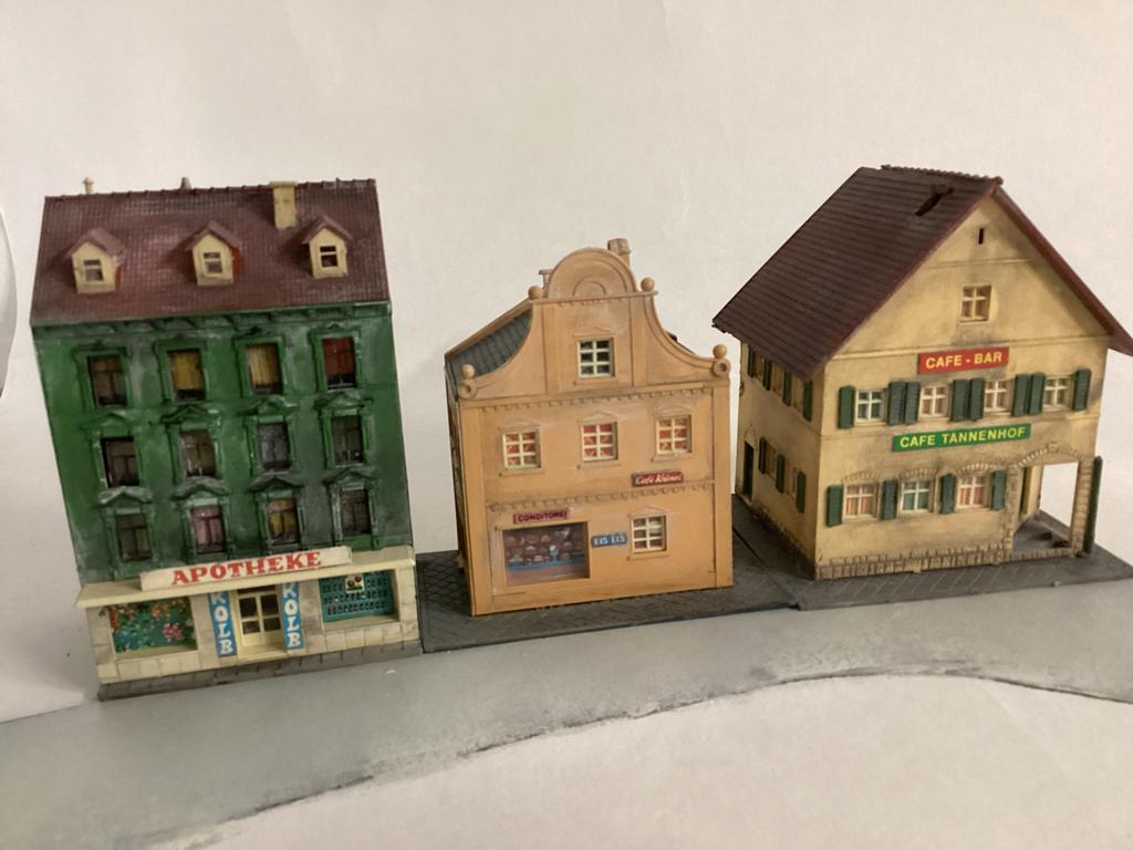 3 stuks Treinhuisjes H0 Stadsstraat Vintage Café Apotheek, Hobby en Vrije tijd, Modeltreinen | H0, Overige merken, Gebruikt, Gelijkstroom