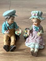 Beeldjes van jongen en meisje bloemenmandje, Verzamelen, Beelden en Beeldjes, Ophalen of Verzenden, Zo goed als nieuw, Mens