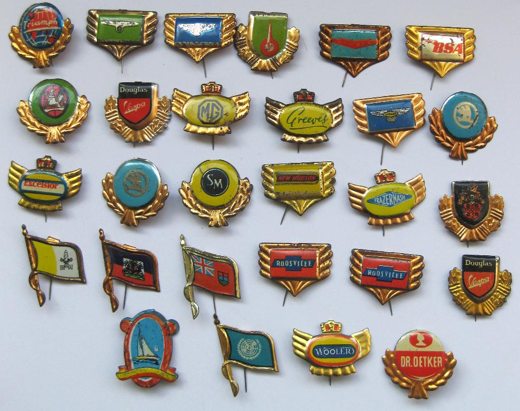 Blikken Speldjes Vespa Triumph / Skoda 28 Stuks Jaren 50/60, Verzamelen, Speldjes, Pins en Buttons, Ophalen of Verzenden, Zo goed als nieuw