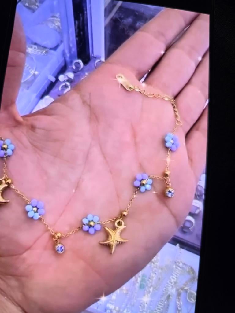 Gouden kleur enkelbandje met bloemen en bedels, Sieraden, Tassen en Uiterlijk, Armbanden, Staal, Nieuw, Ophalen of Verzenden, Met bedels of kralen