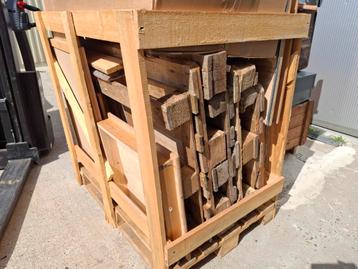 Droog brandhout zoals deuren en pallets. GRATIS  beschikbaar voor biedingen