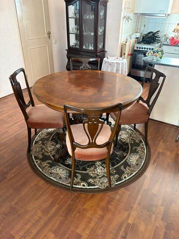 Notenhouten eethoek rond met 4 stoelen. beschikbaar voor biedingen