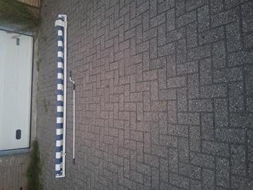 Zonnescherm wit blauw beschikbaar voor biedingen