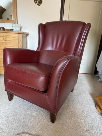 Klassieke leren fauteuil in zeer goede staat beschikbaar voor biedingen