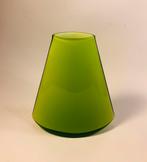 Leuk groen glazen vaasje van 17 cm hoog., Huis en Inrichting, Woonaccessoires | Vazen, Overige kleuren, Ophalen of Verzenden, Minder dan 50 cm