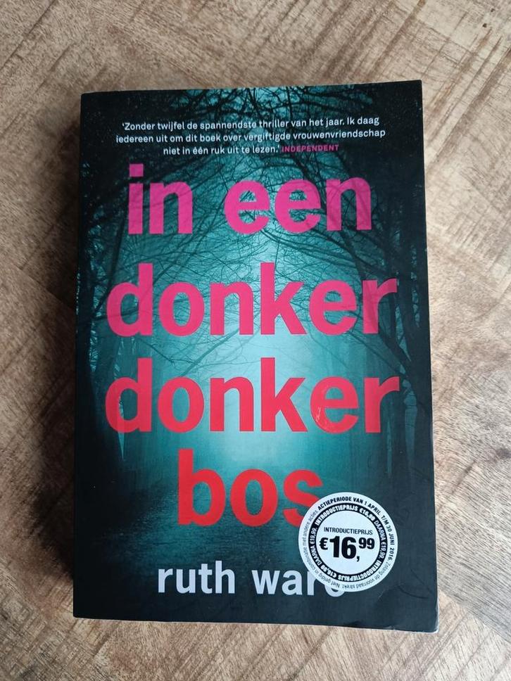 In een donker donker bos. Ruth Ware., Boeken, Thrillers, Gelezen, Ophalen of Verzenden