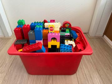 Volle bak met Duplo blokken beschikbaar voor biedingen