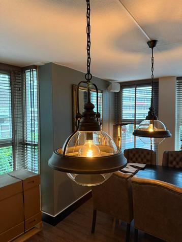 Twee hanglampen