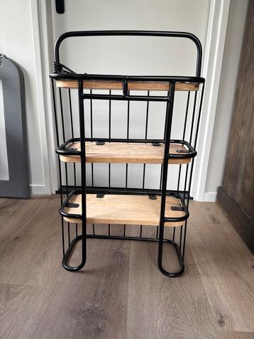 Stijlvol metalen rek met houten planken beschikbaar voor biedingen