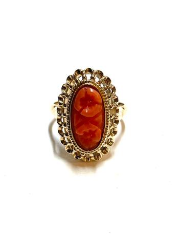 14k gouden ring met een gesneden bloedkoraal beschikbaar voor biedingen