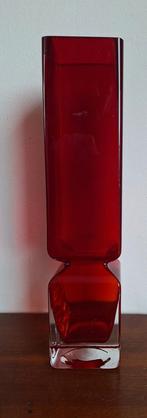 Rode glazen vaas, blokvaas, art deco, murano geïnspireerd, Minder dan 50 cm, Glas, Ophalen of Verzenden, Zo goed als nieuw