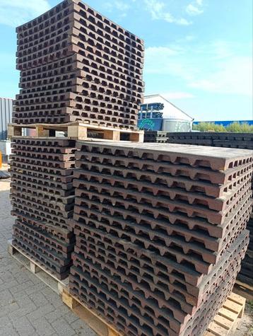 Rubberen Tegels 100x100x6,5cm beschikbaar voor biedingen