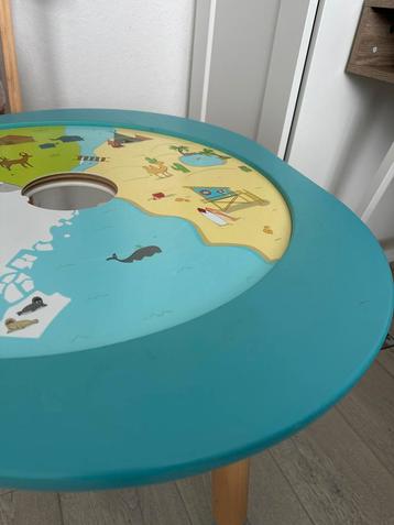 Mutable tafel met accessoires beschikbaar voor biedingen