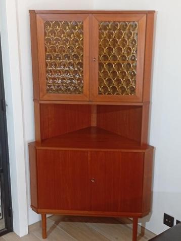 Mooie Vintage '60 Deense hoekkast- teakfineer met geel glas beschikbaar voor biedingen