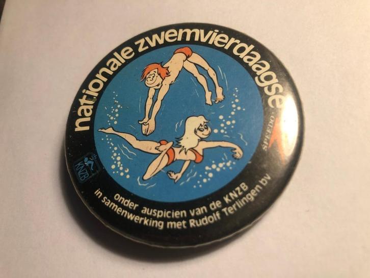 Button NATIONALE ZWEM VIERDAAGSE (5,5 cm), Verzamelen, Speldjes, Pins en Buttons, Zo goed als nieuw, Button, Sport, Verzenden