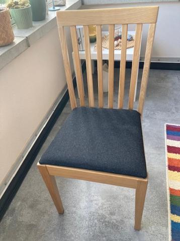 twee moderne eettafel stoelen IKEA, massief eiken. beschikbaar voor biedingen
