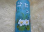 VAAS BLAUW MET DIK OPGELEGD EMAILLE BLOEMEN., Ophalen of Verzenden