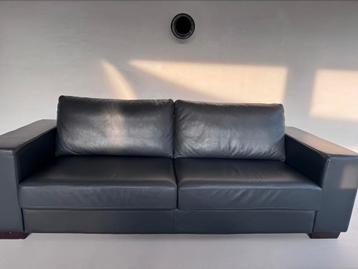 Als nieuw | Zwart lederen design bank 230cm beschikbaar voor biedingen