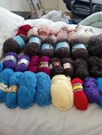 te koop aangeboden 31 bollen wol, Nieuw, Breien of Haken, Wol of Garen, Ophalen