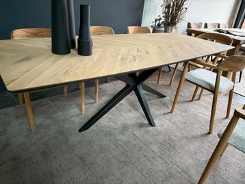 Mooie nieuwe  eiken visgraat tafel  beschikbaar voor biedingen