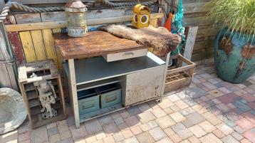 Gave vintage werkbank beschikbaar voor biedingen