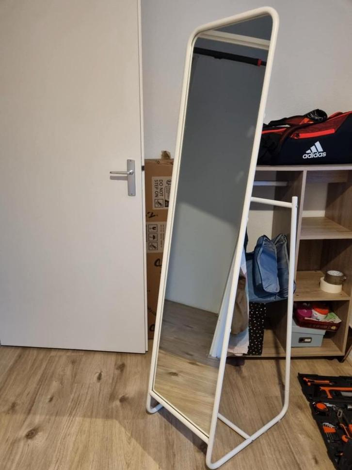 Mooie, witte IKEA KNAPPER standing mirror for sales, Huis en Inrichting, Woonaccessoires | Spiegels, Zo goed als nieuw, Minder dan 50 cm