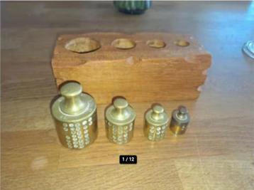4 Antique Brass weights in a wooden block. Circa 1900? - 15 beschikbaar voor biedingen