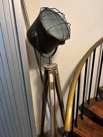 Industriële Vloerlamp op Statief Stoer, Stijlvol en Karakter beschikbaar voor biedingen