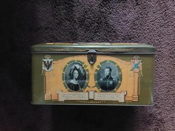 Groot antiek jubileumsblik koningshuis uit 1913. beschikbaar voor biedingen