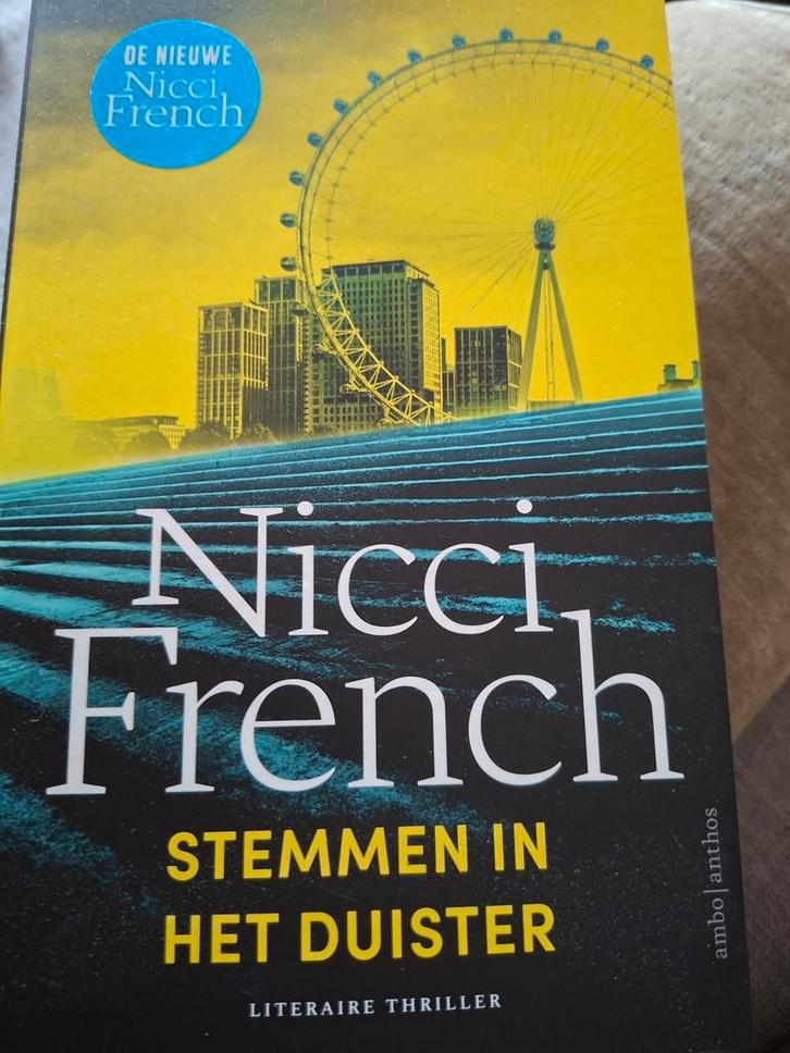 Nicci French - Stemmen in het duister, Boeken, Thrillers, Gelezen, Ophalen of Verzenden