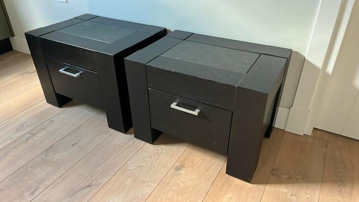 2 zwarte nachtkastjes Goossens, Huis en Inrichting, Slaapkamer | Nachtkastjes, Gebruikt, Minder dan 55 cm, 45 tot 65 cm, Hout